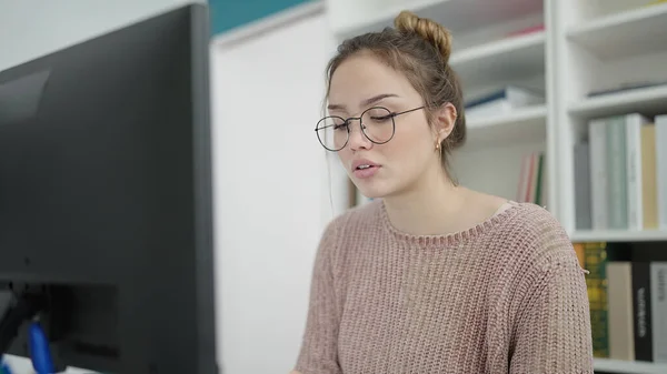 Young Beautiful Hispanic Woman Student Using Computer Studying Library University — ストック写真