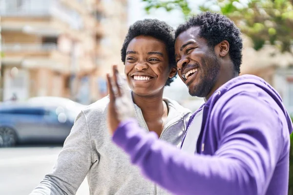 Africano Americano Hombre Mujer Pareja Sonriendo Confiado Pie Juntos Calle —  Fotos de Stock