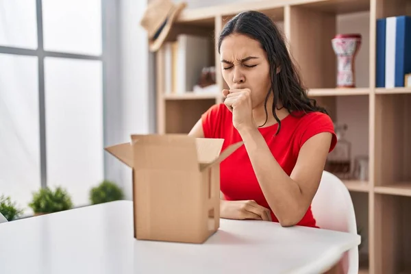 Young Brazilian Woman Looking Cardboard Box Feeling Unwell Coughing Symptom — Stock Photo, Image