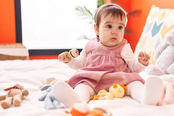 Entzückendes Hispanisches Baby Spielt Maraca Schlafzimmer — Stockfoto