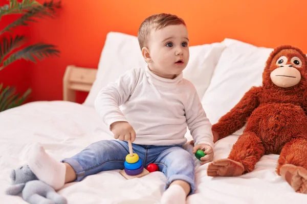 Adorável Bebê Caucasiano Brincando Com Brinquedos Sentados Cama Quarto — Fotografia de Stock