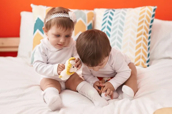 Yatak Odasında Oyuncak Tutan Iki Sevimli Bebek — Stok fotoğraf