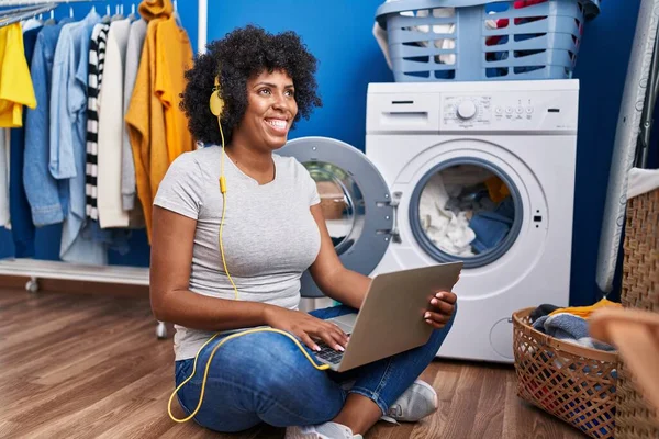 African American Woman Listening Music Waiting Washing Machine Laundry Room — ストック写真