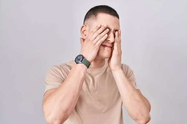 Young Man Standing Isolated Background Rubbing Eyes Fatigue Headache Sleepy — Foto Stock