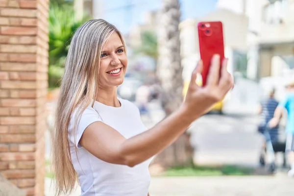 Young Blonde Woman Smiling Confident Making Selfie Smartphone Street — ストック写真