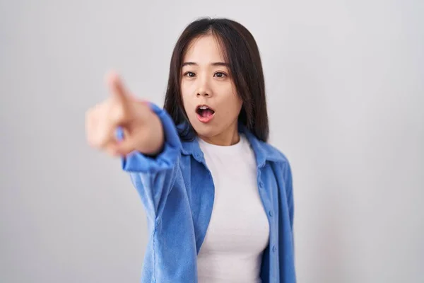 Young Chinese Woman Standing White Background Pointing Finger Surprised Ahead — Stock fotografie