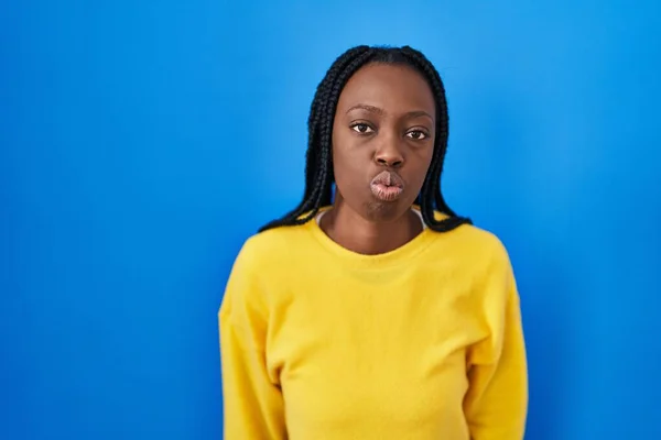 Güzel Siyahi Kadın Mavi Arka Planda Durup Kameraya Bakıyor Güzel — Stok fotoğraf