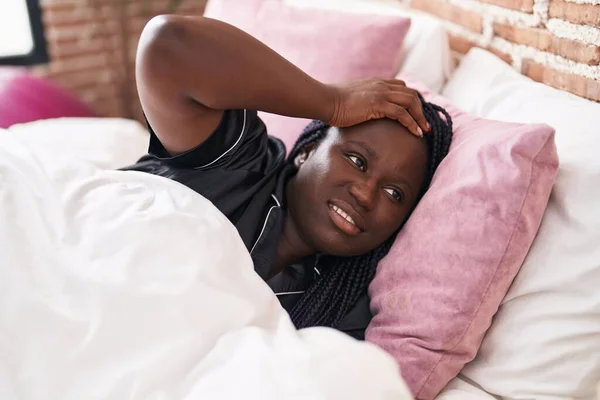 アフリカ系アメリカ人の女性がベッドルームで横になった — ストック写真