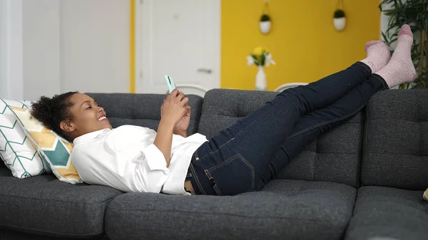 Afrikansk Amerikansk Kvinna Med Smartphone Liggande Soffan Hemma — Stockfoto