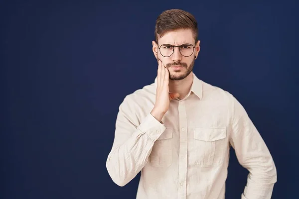 Hispanic Man Beard Standing Blue Background Touching Mouth Hand Painful — Fotografia de Stock