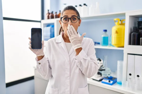 Jovem Hispânica Trabalhando Laboratório Cientistas Com Smartphone Cobrindo Boca Com — Fotografia de Stock