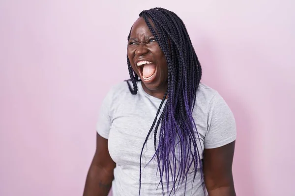 Jonge Afrikaanse Vrouw Die Roze Achtergrond Staat Boos Gek Schreeuwend — Stockfoto