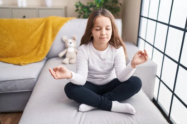 Sevimli Spanyol Kız Evdeki Koltukta Yoga Egzersizi Yapıyor — Stok fotoğraf