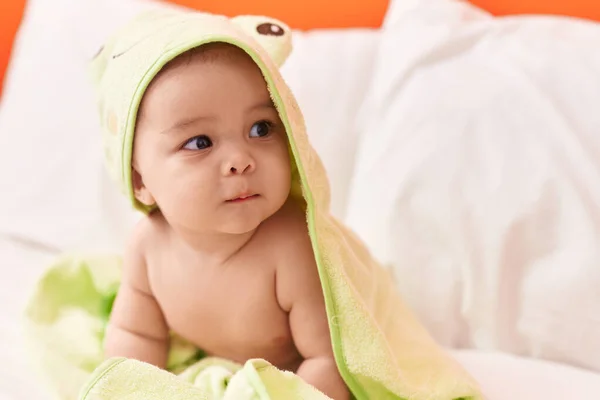 可愛いですパニック幼児身に着けています面白いですタオル上のベッドルーム — ストック写真