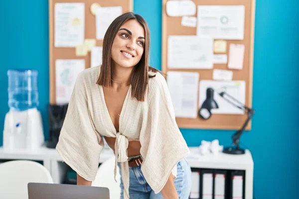 Young Beautiful Hispanic Woman Business Worker Smiling Confident Standing Desk — ストック写真