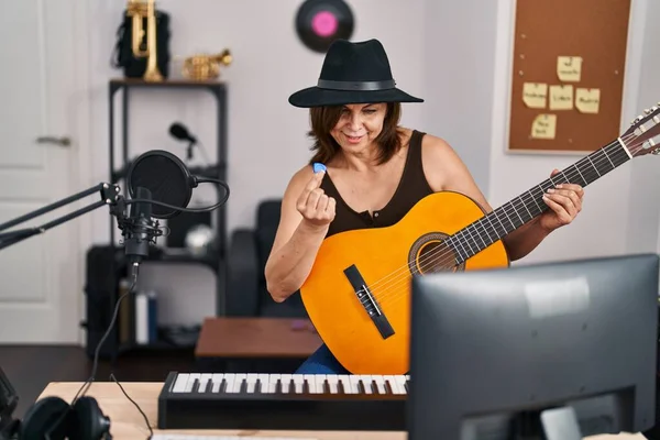 Женщина Музыкант Средних Лет Играет Классической Гитаре Музыкальной Студии — стоковое фото