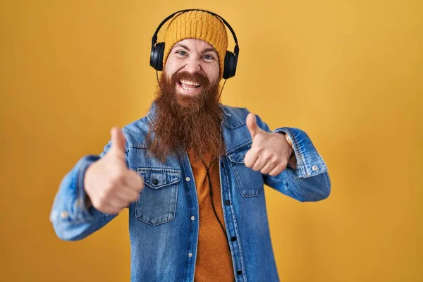 Caucasian Man Long Beard Listening Music Using Headphones Approving Doing — Stockfoto