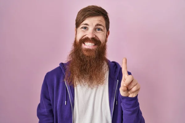 Caucasian Man Long Beard Standing Pink Background Showing Pointing Finger — Stockfoto