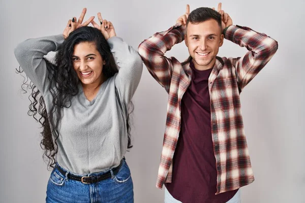 Jong Hispanic Paar Staande Witte Achtergrond Poseren Grappig Gek Met — Stockfoto