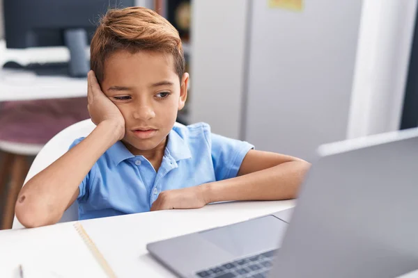Αξιολάτρευτο Ισπανόφωνο Αγόρι Φοιτητής Χρησιμοποιώντας Υπολογιστή Κουρασμένη Έκφραση Στην Τάξη — Φωτογραφία Αρχείου