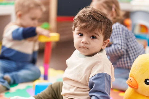 Kindergruppe Spielt Kindergarten Mit Spielzeug Auf Dem Boden — Stockfoto