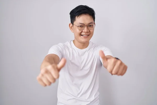 Jeune Homme Asiatique Debout Sur Fond Blanc Approuvant Faire Geste — Photo