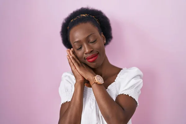 Pembe Arka Planda Duran Kıvırcık Saçlı Afrikalı Kadın Yorgun Uyuyor — Stok fotoğraf