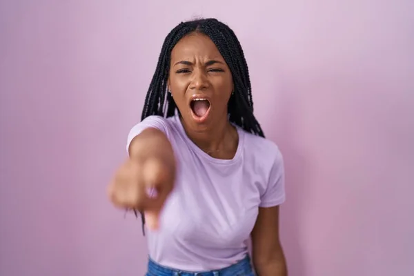 Saçları Pembe Arka Planda Dikilen Afro Amerikan Kadın Kameraya Kızgın — Stok fotoğraf
