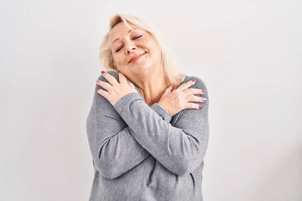 Orta Yaşlı Beyaz Arka Planda Duran Beyaz Bir Kadın Mutlu — Stok fotoğraf