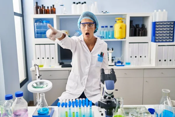 Brunette Woman Working Scientist Laboratory Pointing Finger Surprised Ahead Open — Stock Photo, Image