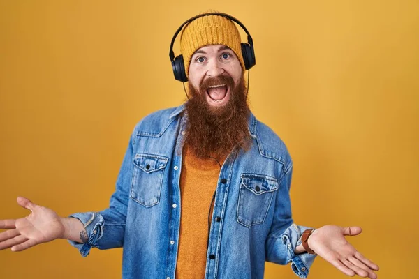 Caucasian Man Long Beard Listening Music Using Headphones Smiling Cheerful — Stockfoto