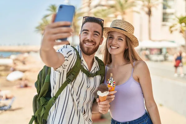 Άνδρας Και Γυναίκα Τουριστικό Ζευγάρι Κάνουν Selfie Από Smartphone Τρώει — Φωτογραφία Αρχείου
