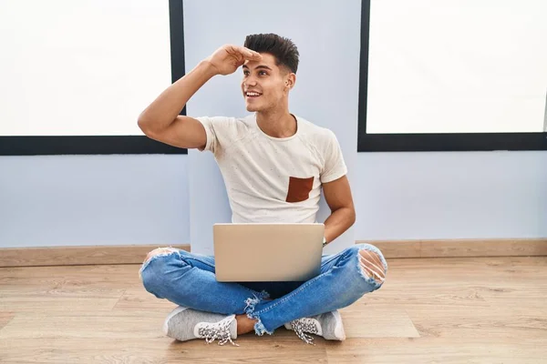 Een Jonge Spaanse Man Die Thuis Een Laptop Gebruikt Erg — Stockfoto