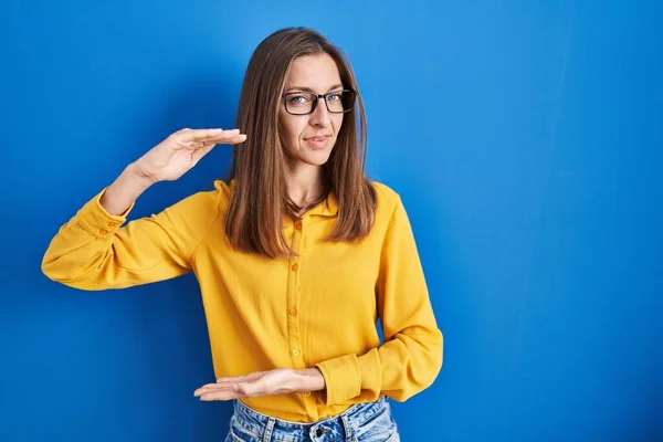 Young Woman Wearing Glasses Standing Blue Background Gesturing Hands Showing — Stockfoto
