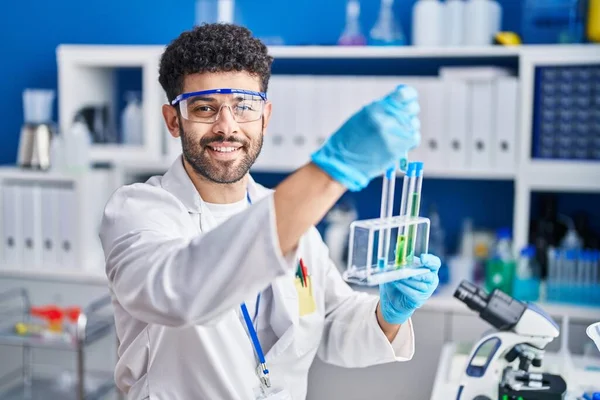 Jovem Árabe Vestindo Cientista Uniforme Segurando Tubos Ensaio Laboratório — Fotografia de Stock