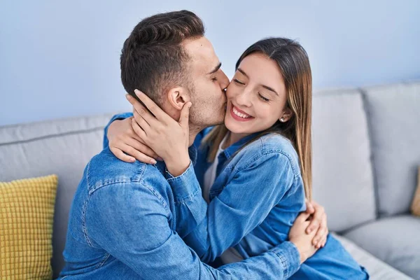 Man Woman Couple Sitting Sofa Hugging Each Other Kissing Home — Stock Photo, Image