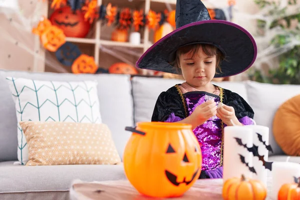 Rozkošná Hispánská Dívka Nosí Halloween Kostým Drží Sladkosti Doma — Stock fotografie