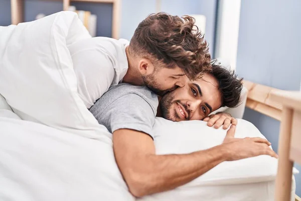 Молодая Пара Обнимает Друг Друга Целуется Лежа Кровати Спальне — стоковое фото