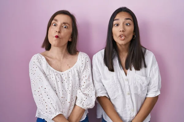 Hispanic Mother Daughter Together Making Fish Face Lips Crazy Comical — Stock Photo, Image