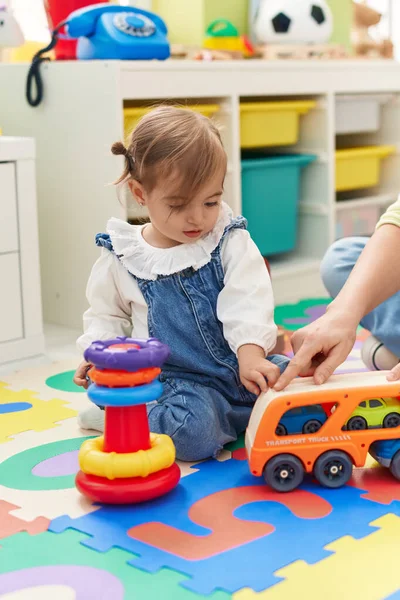 Liebenswertes Blondes Kleinkind Sitzt Kindergarten Auf Dem Boden Und Spielt — Stockfoto