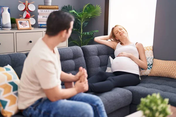 Man Och Kvinna Par Förväntar Baby Massage Fötter Hemma — Stockfoto