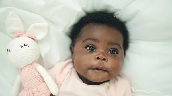 Afrikanisches Baby Liegt Mit Entspanntem Gesichtsausdruck Schlafzimmer — Stockfoto
