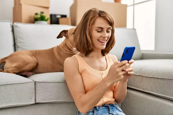 Young Caucasian Woman Using Smartphone Sitting Floor Dog Home — Foto de Stock