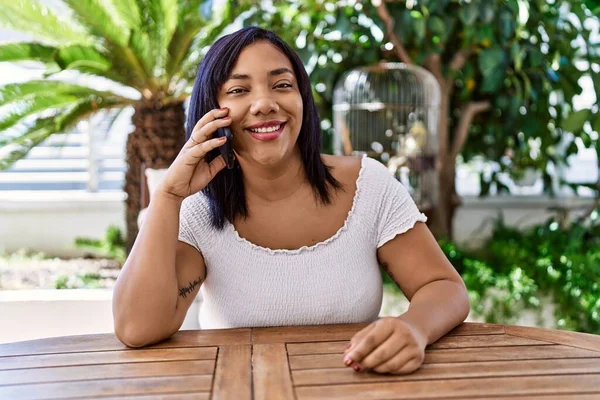 Hispanic Brunette Woman Sitting Speaking Phone Terrace — Zdjęcie stockowe