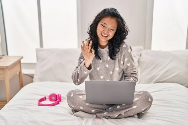 Young Chinese Woman Having Video Call Sitting Bed Bedroom — Stockfoto
