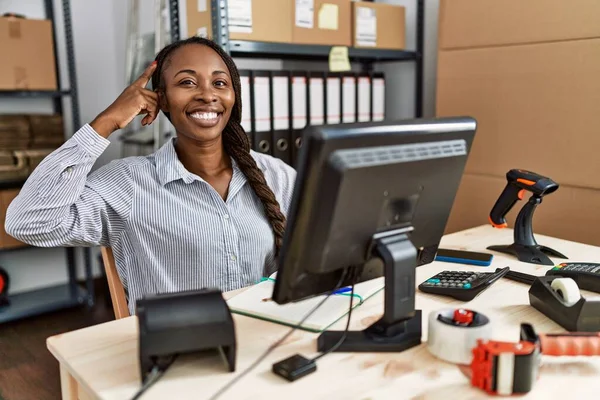 African Woman Working Small Business Ecommerce Smiling Pointing Head One — Stockfoto
