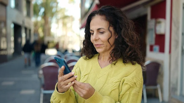 Middle Age Hispanic Woman Using Smartphone Serious Expression Street — Fotografia de Stock