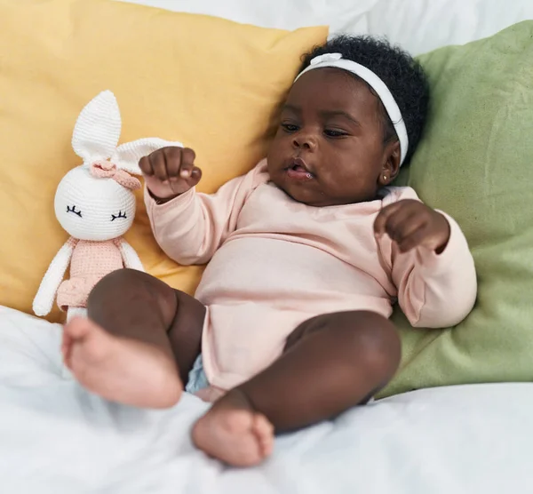 Afrikansk Amerikansk Bebis Sitter Sängen Med Avslappnat Uttryck Sovrummet — Stockfoto