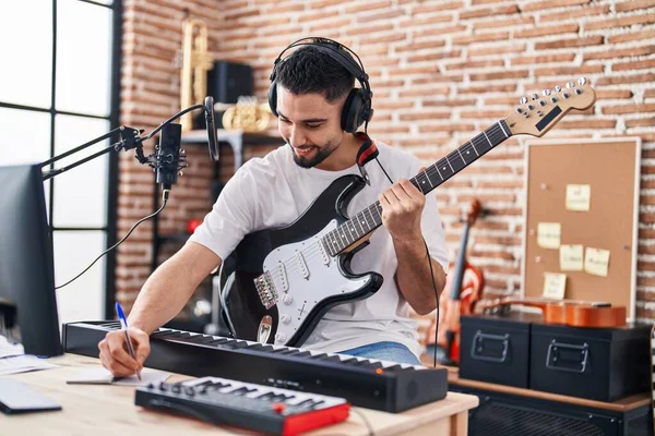 Jovem Artista Árabe Compõe Música Tocando Guitarra Elétrica Estúdio Música — Fotografia de Stock