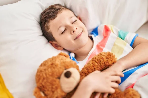 Blondes Kind Umarmt Teddybär Schlafend Auf Bett Schlafzimmer — Stockfoto